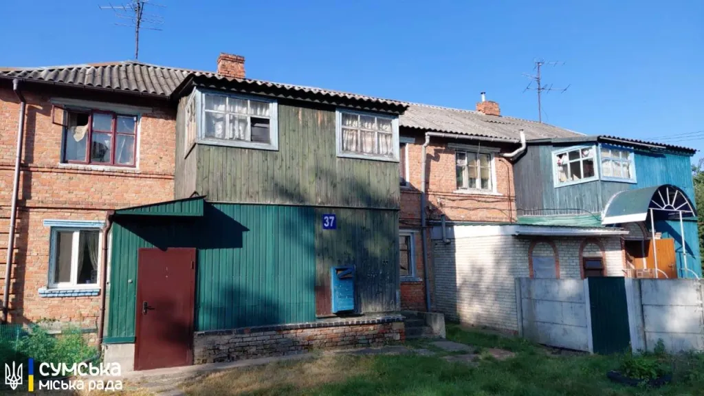 У Сумах після атаки дрона пошкоджені вікна в будинках: стартували аварійно-відновлювальні роботи