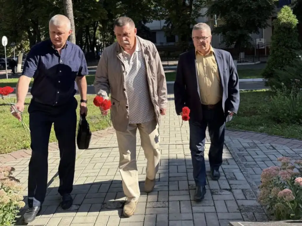 У Сумах вшанували пам’ять загиблих воїнів покладанням квітів