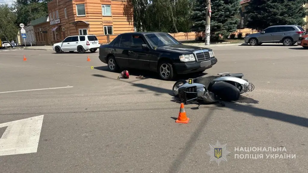 У Охтирці скутерист похилого віку зіткнувся з Mercedes