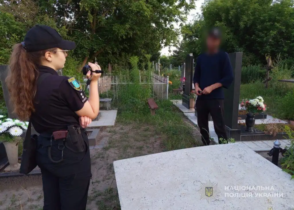 На Охтирщині чоловік постане перед судом за наругу над могилами
