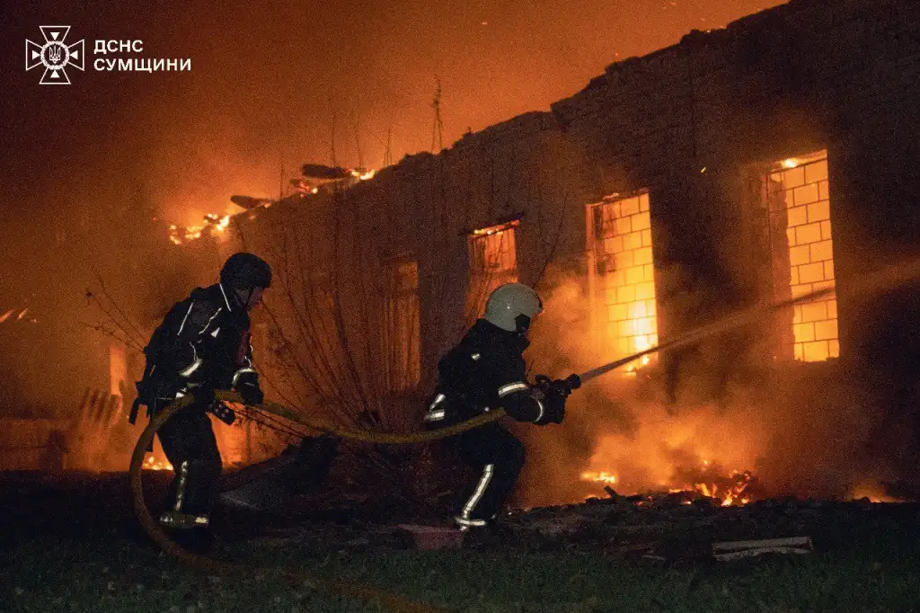 У Сумах після нічного обстрілу ліквідували масштабну пожежу