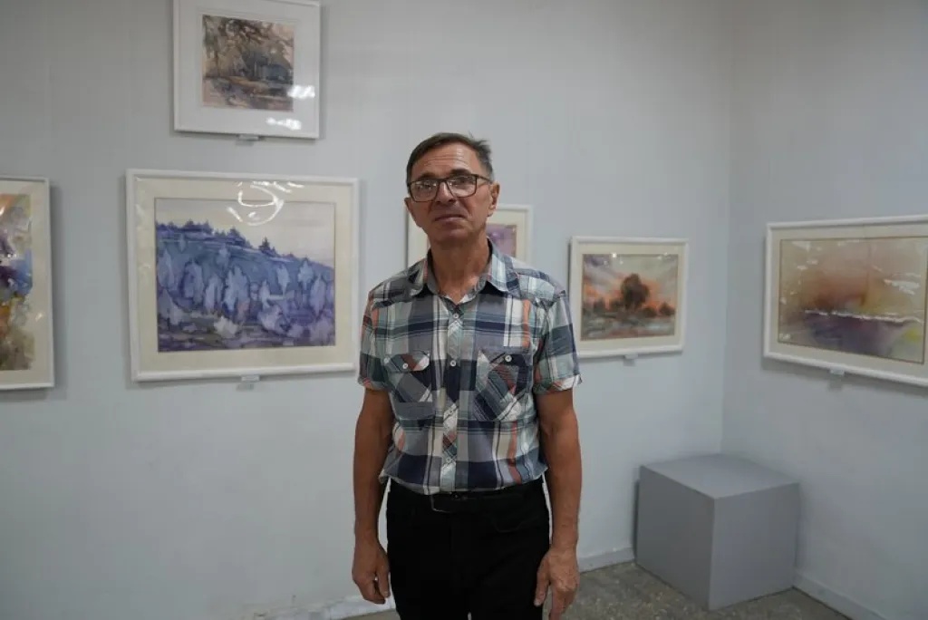 Анатолій Савченко з Сум презентував акварельну виставку «Кольорова мить»