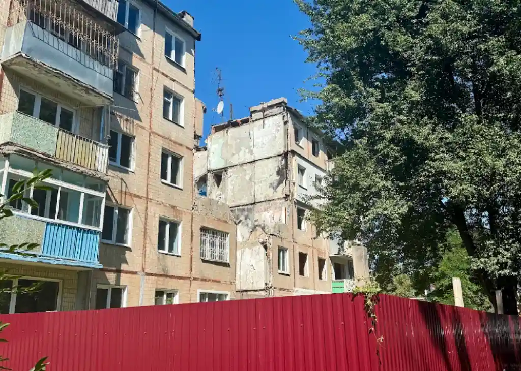 У Сумах розпочнуть демонтаж зруйнованих під’їздів багатоповерхівки після удару дрона