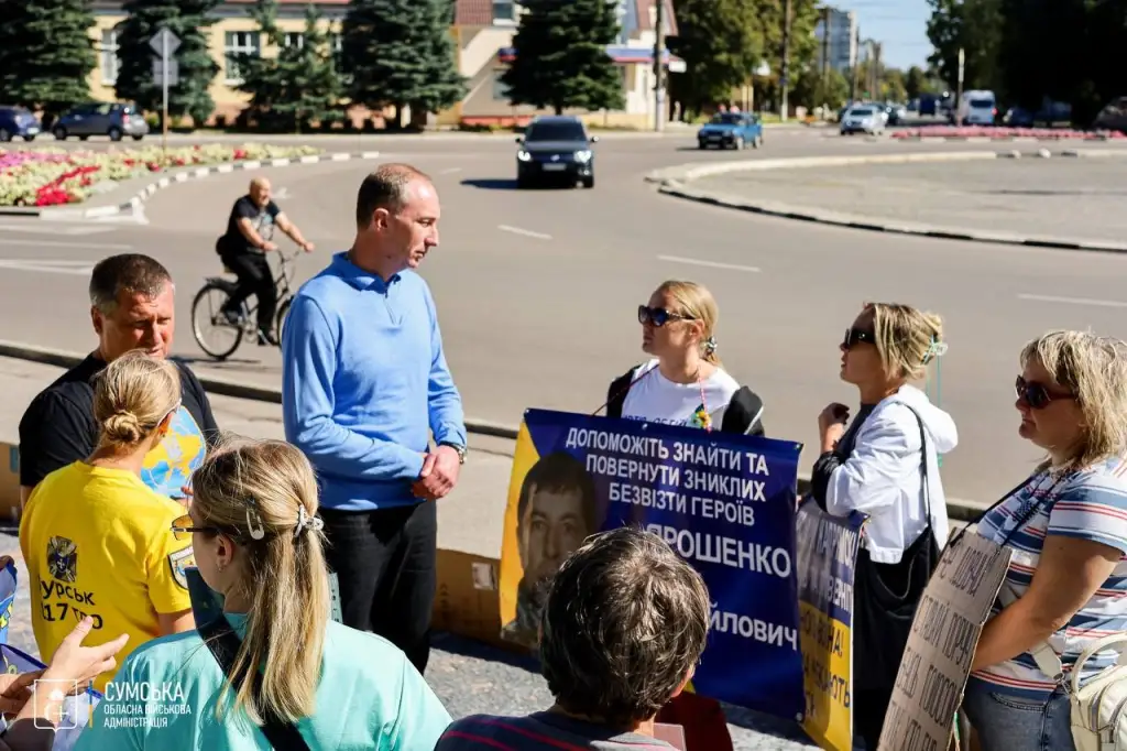 «Не мовчи! Полон вбиває»: у Охтирці голова ОВА зустрівся з родинами військовополонених