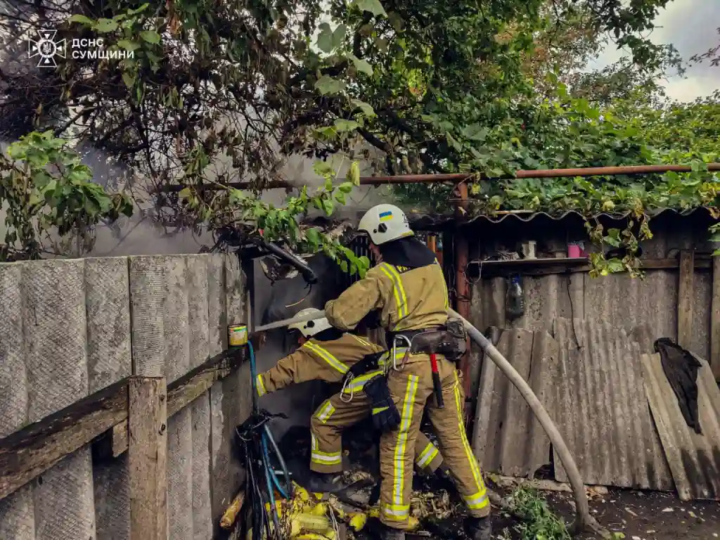 У Бурині рятувальники ліквідували пожежу та не допустили її поширення на житлові будинки
