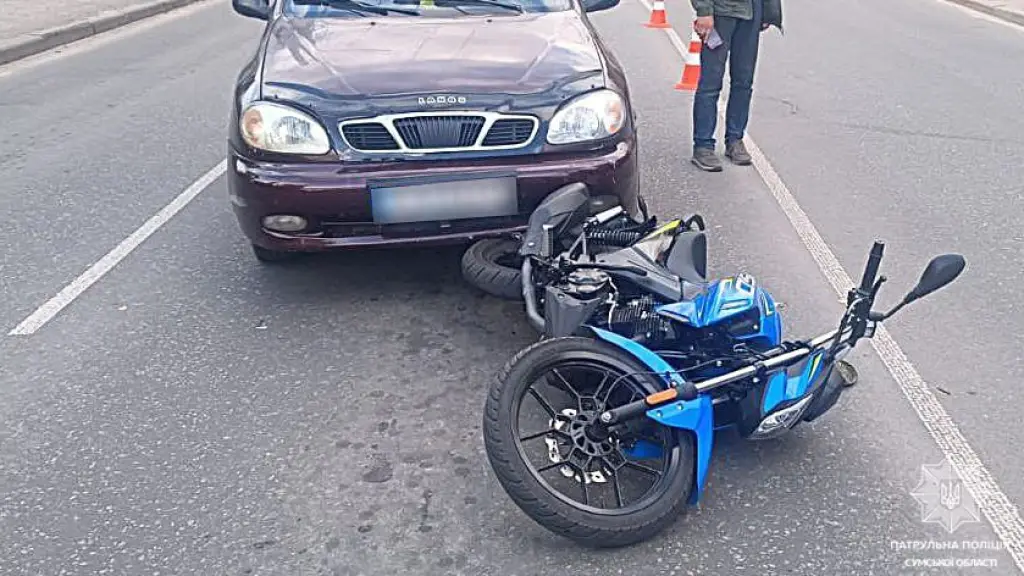 У Сумах на Британській сталася аварія за участю автомобіля та мотоцикла