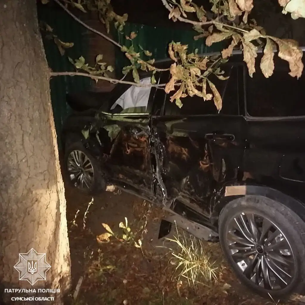 У Сумах нетверезий водій Toyota врізався в паркан, тікаючи від поліції