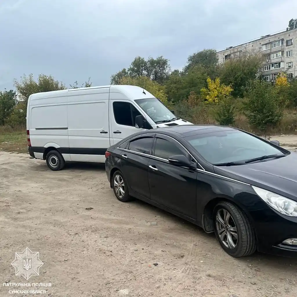 У Сумах водій Hyundai, рухаючись заднім ходом, пошкодив Mercedes-Benz