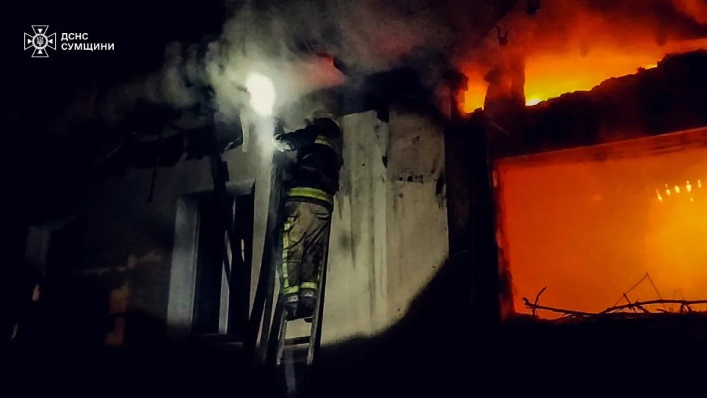 У Кролевці рятувальники загасили масштабну пожежу в житловому будинку