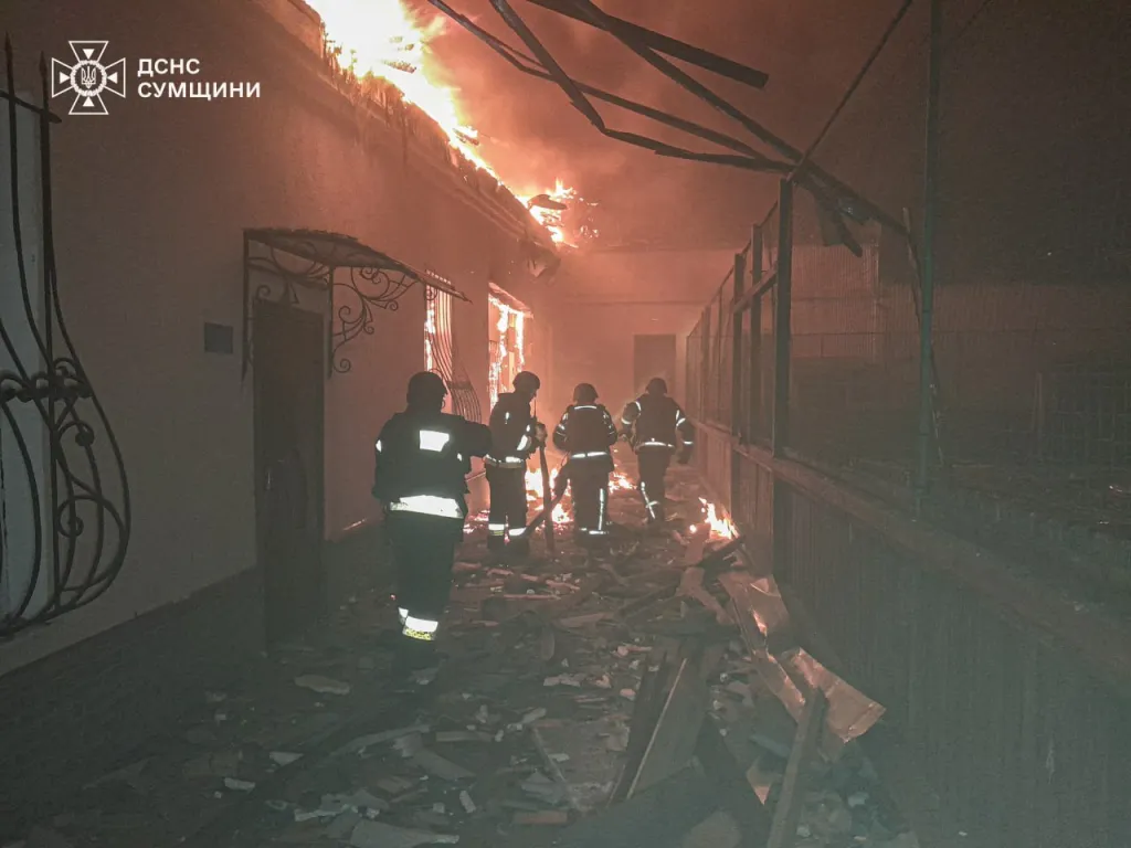 ДСНС ліквідовує наслідки масштабних обстрілів Конотопської громади