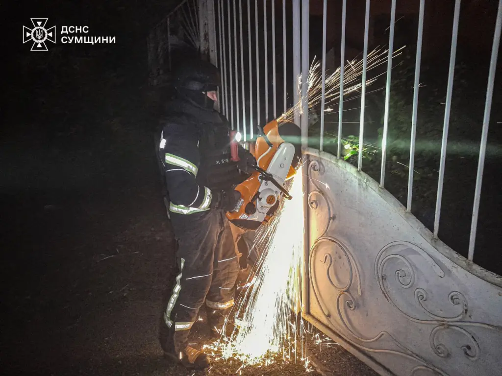 ДСНС ліквідовує наслідки масштабних обстрілів Конотопської громади