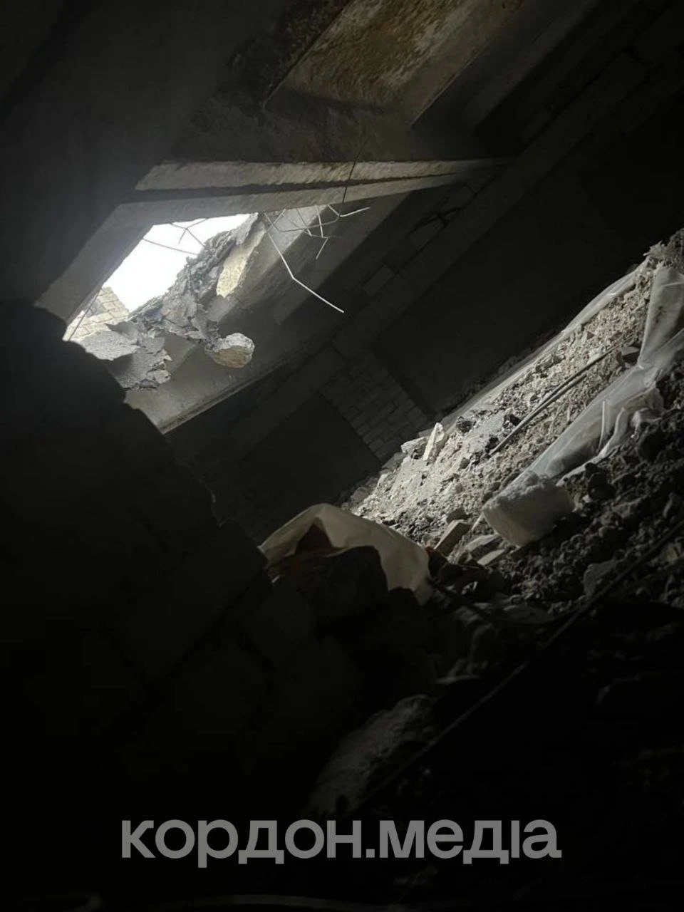 У Сумах дрон-камікадзе пробив дах багатоповерхівки та пошкодив будівлю