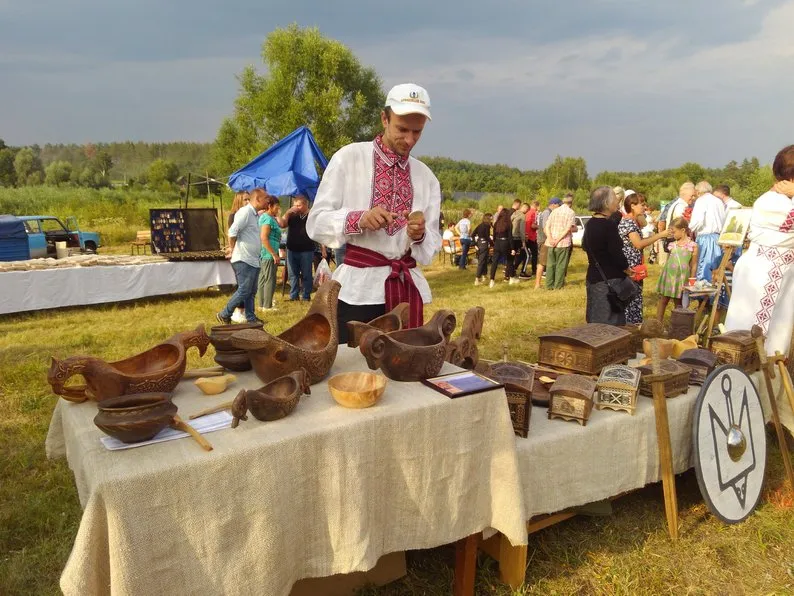 Майстер з Кролевеччини Сергій Шкура навчає дітей мистецтву різьблення по дереву