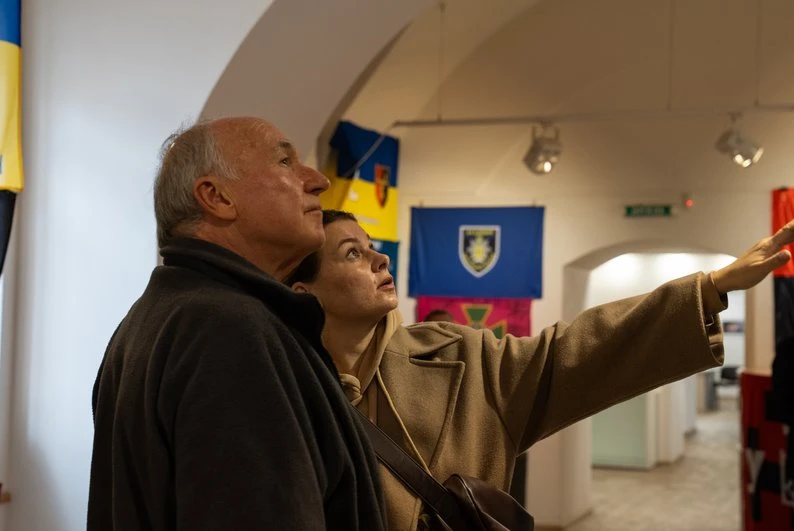 У Сумах презентували виставку військових прапорів «Народжені війною»