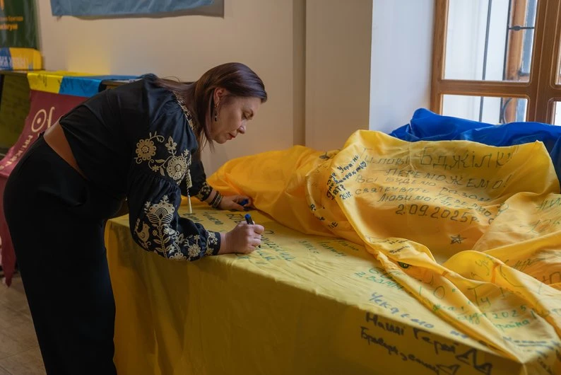 У Сумах презентували виставку військових прапорів «Народжені війною»
