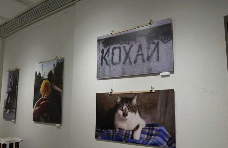 У Сумах відкрилася виставка робіт Євгена Котляра в арткав’ярні