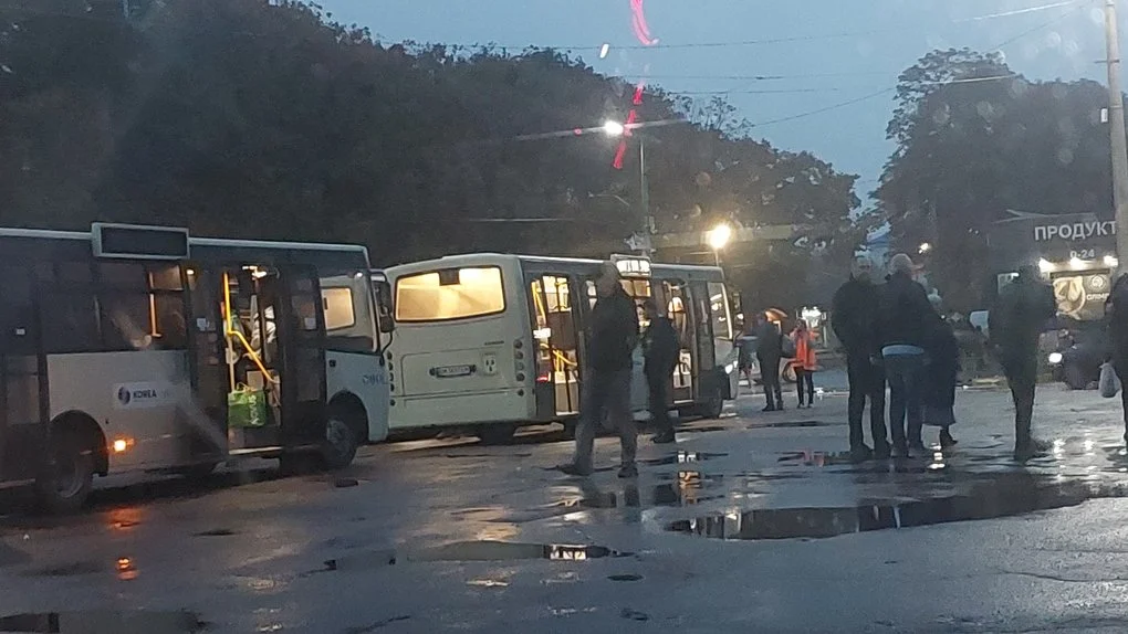 Потяг «Київ – Суми» через обстріли їхав 15 годин: пасажирів частину шляху перевозили автобусами