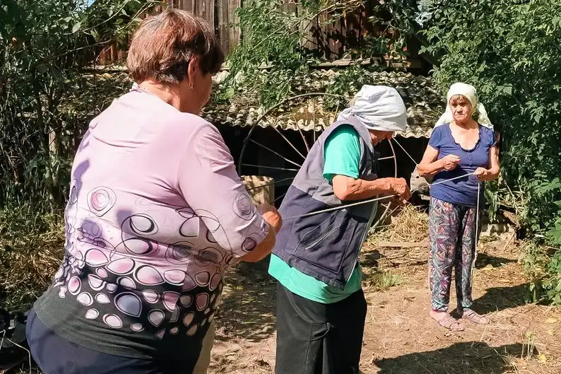 Як у Чорноплатовому на Сумщині відроджують давнє ремесло мотузництва
