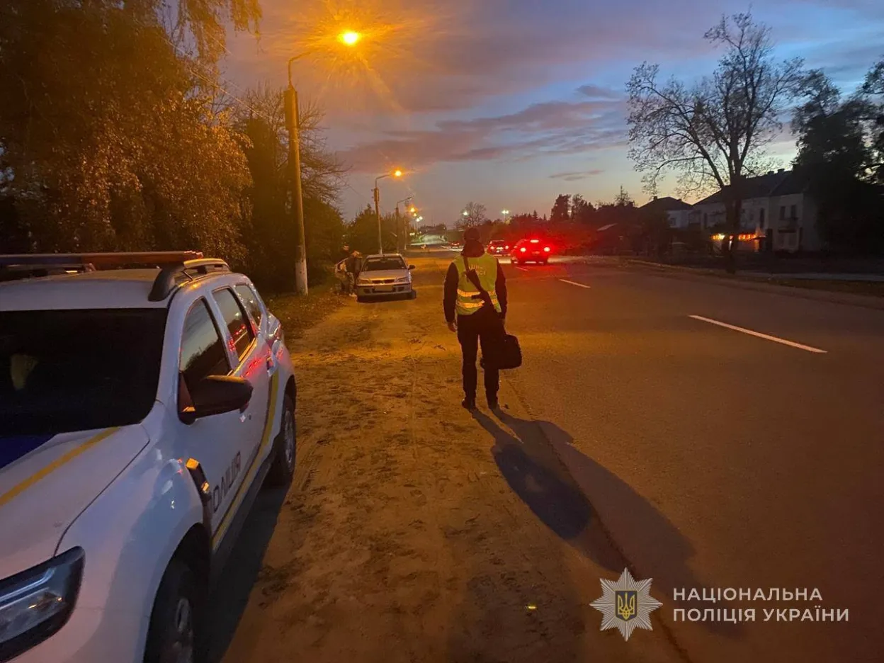 У Тростянці автомобіль травмував 4-річного хлопчика, який вибіг на дорогу У Тростянці автомобіль травмував 4-річного хлопчика, який вибіг на дорогу