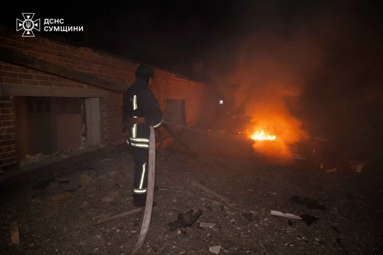 У Сумах після атаки російського дрона рятувальники загасили пожежу та обстежили пошкоджену територію