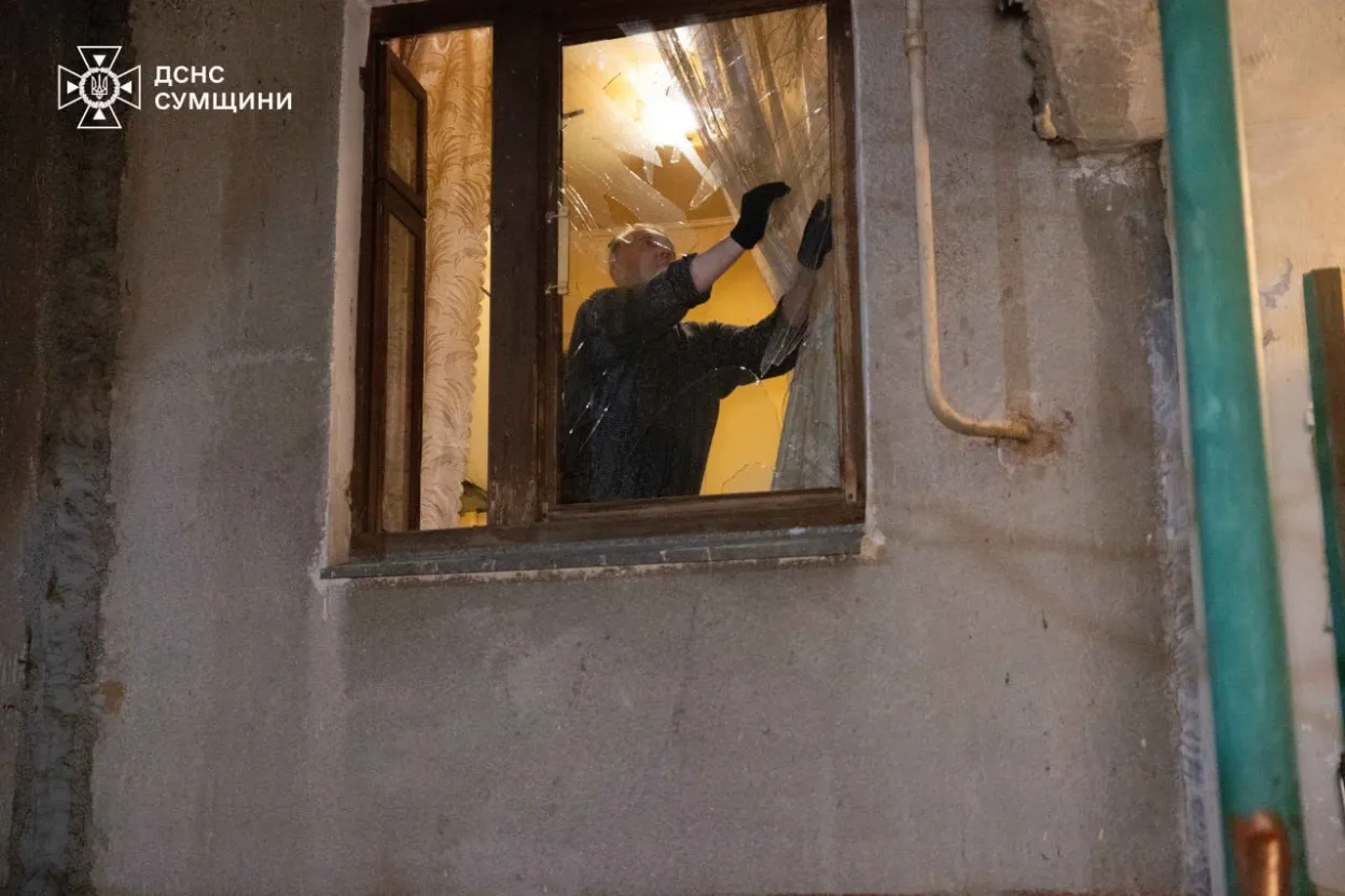 У Сумах після атаки російського дрона рятувальники загасили пожежу та обстежили пошкоджену територію