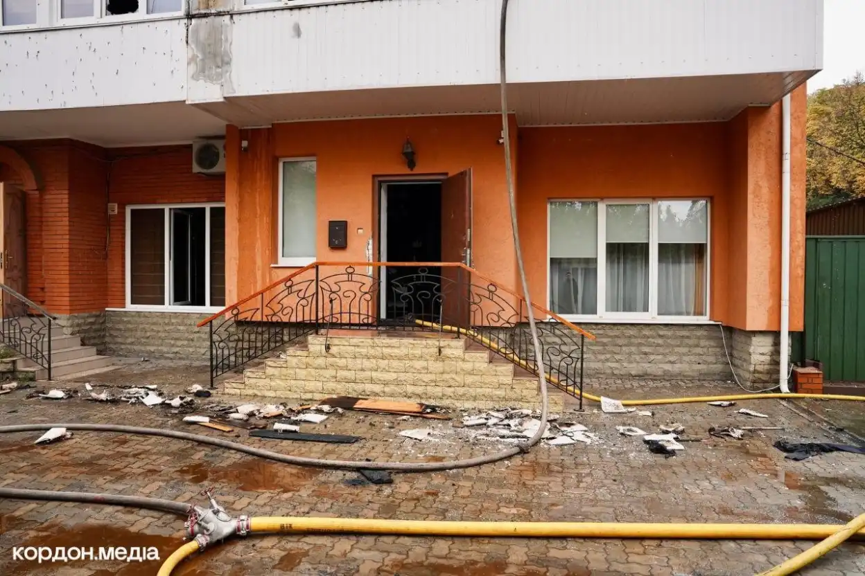 У центрі Сум сталася пожежа в багатоквартирному будинку: загорівся дах