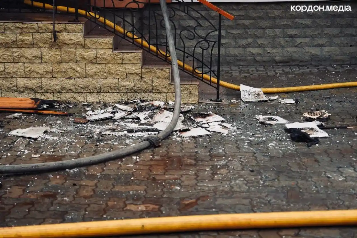 У центрі Сум сталася пожежа в багатоквартирному будинку: загорівся дах