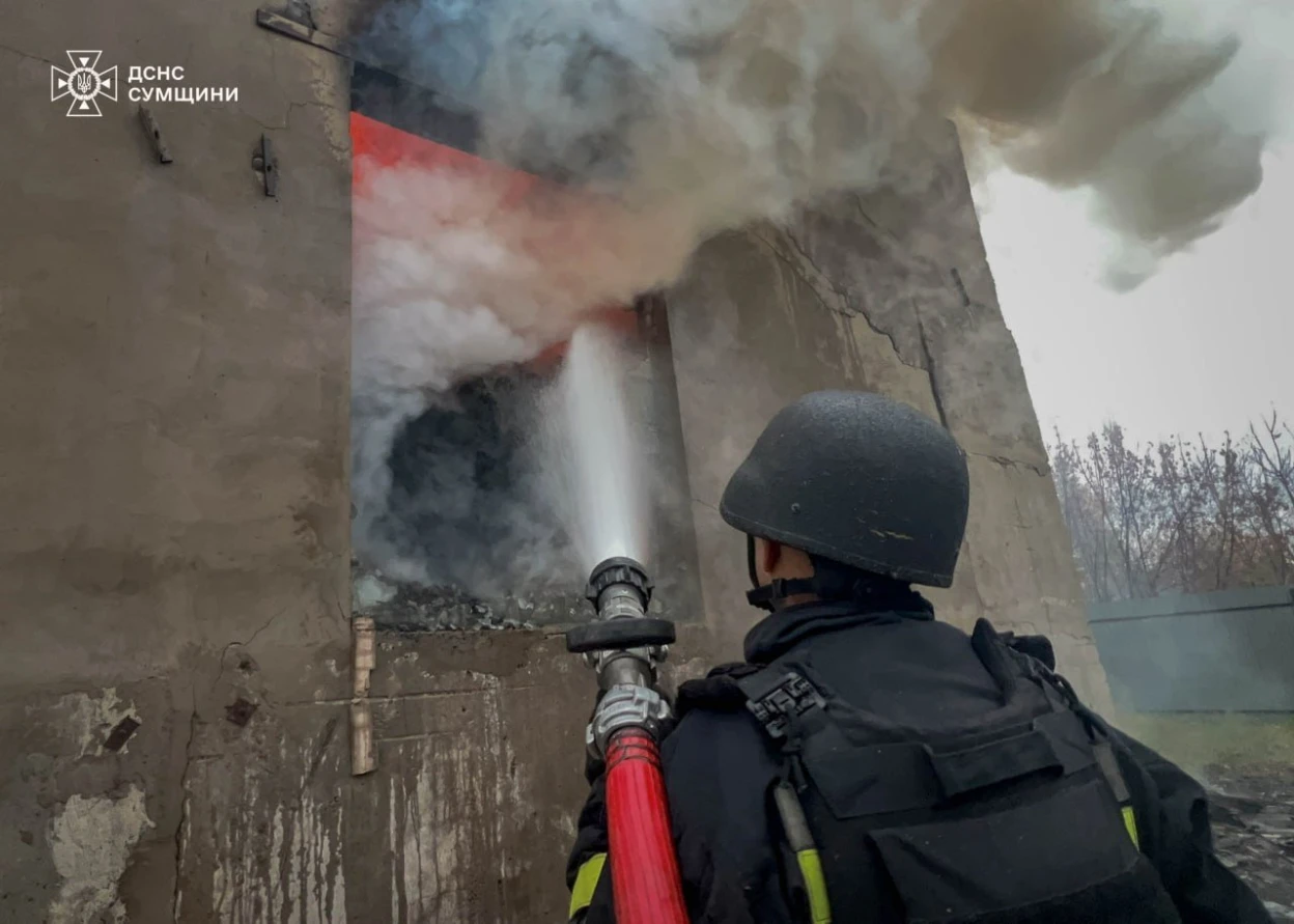 Пожежа на Шосткинщині: після ворожих ударів спалахнуло нежитлове приміщення