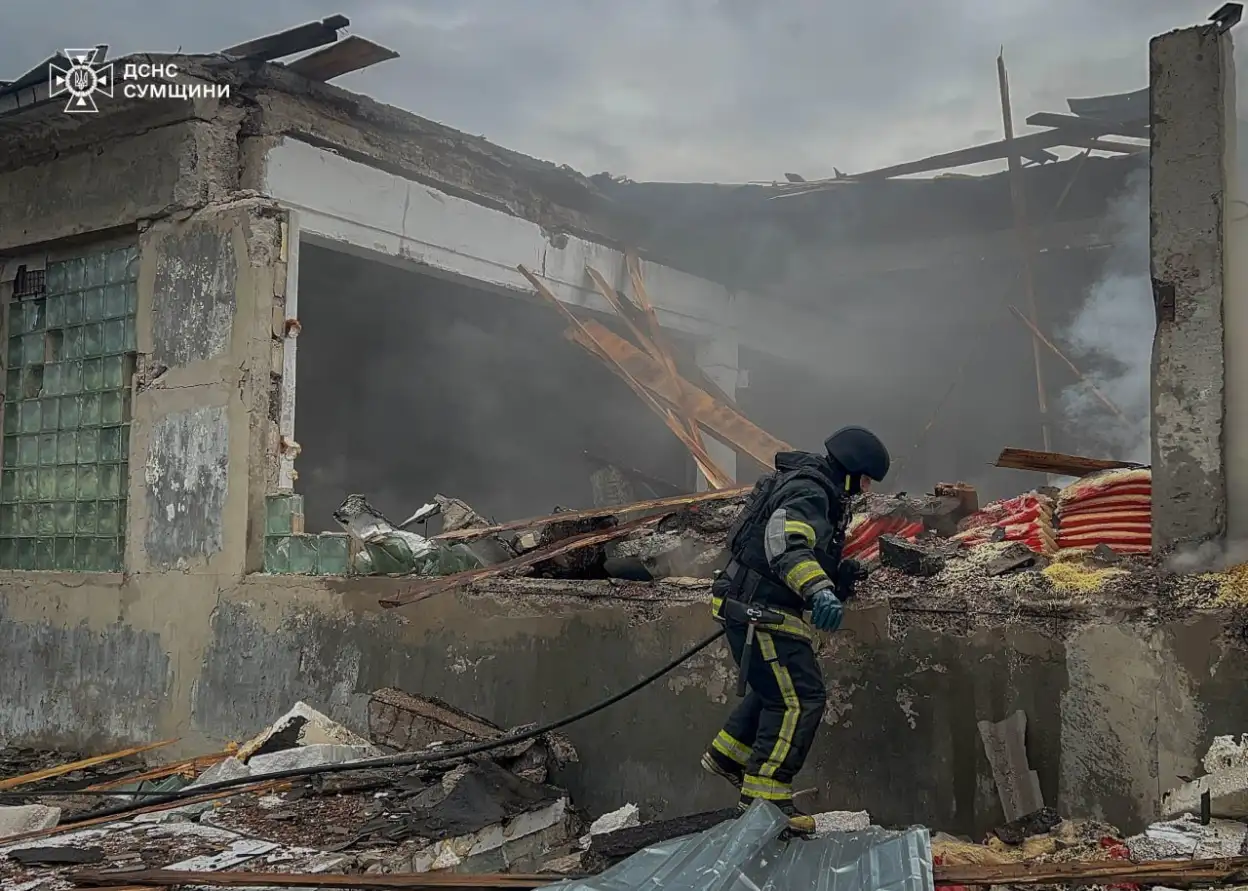 Пожежа на Шосткинщині: після ворожих ударів спалахнуло нежитлове приміщення