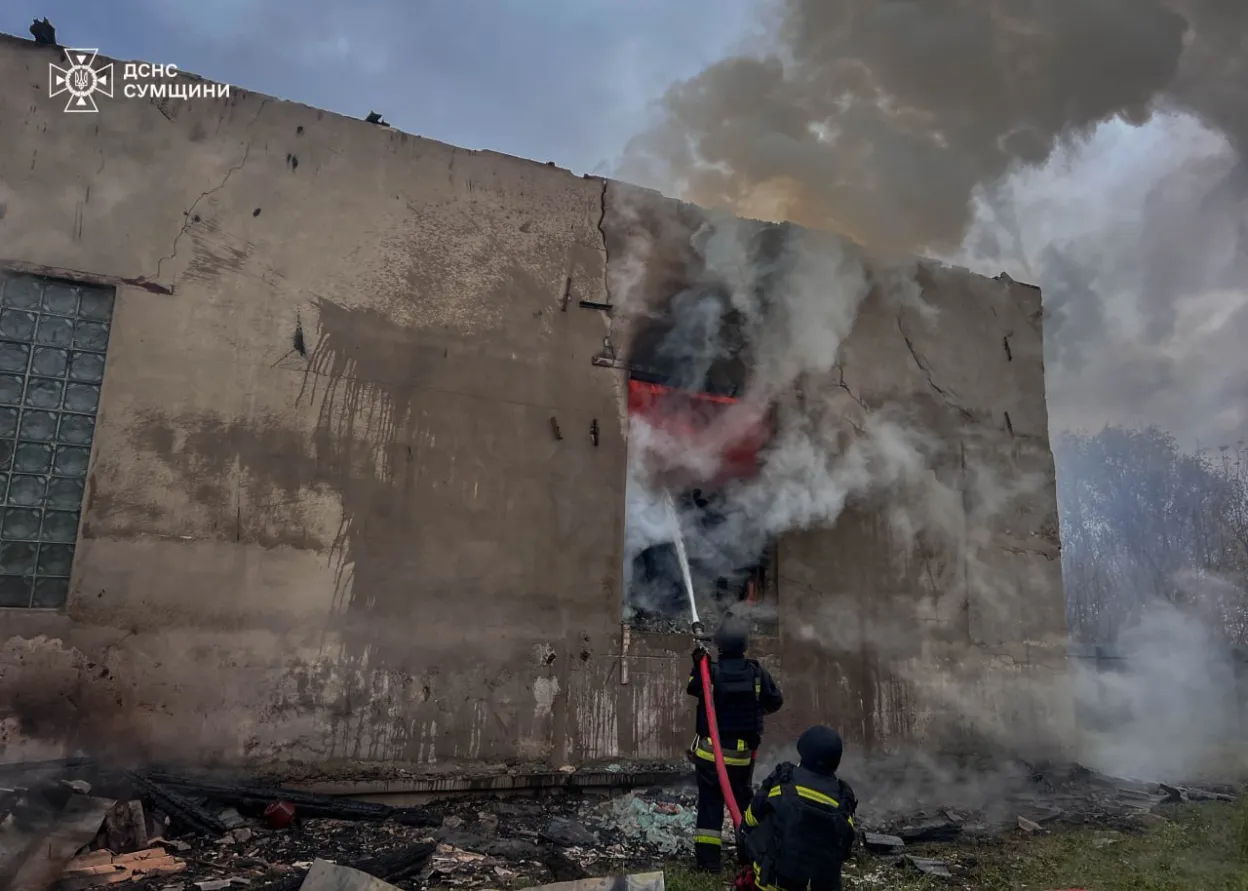 Пожежа на Шосткинщині: після ворожих ударів спалахнуло нежитлове приміщення