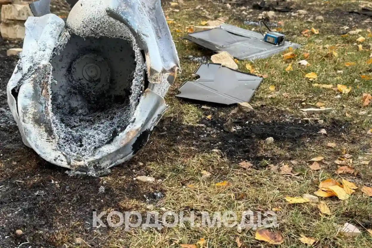 Російський дрон влучив у подвір’я дитсадка в Сумах: уламки розлетілися на десятки метрів