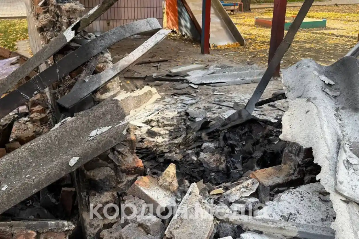 Російський дрон влучив у подвір’я дитсадка в Сумах: уламки розлетілися на десятки метрів