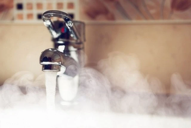 У Сумах тимчасово відсутня гаряча вода: відомо, де саме і через що