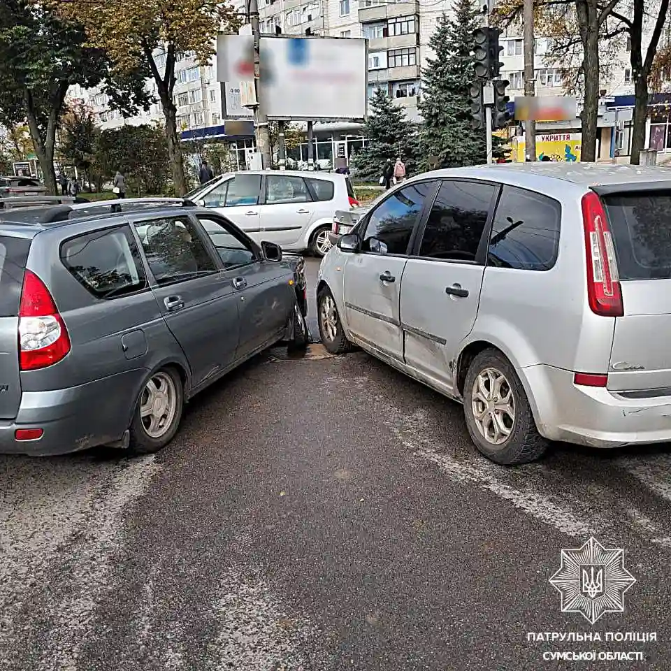 У центрі Сум сталася ДТП: постраждала пасажирка легковика