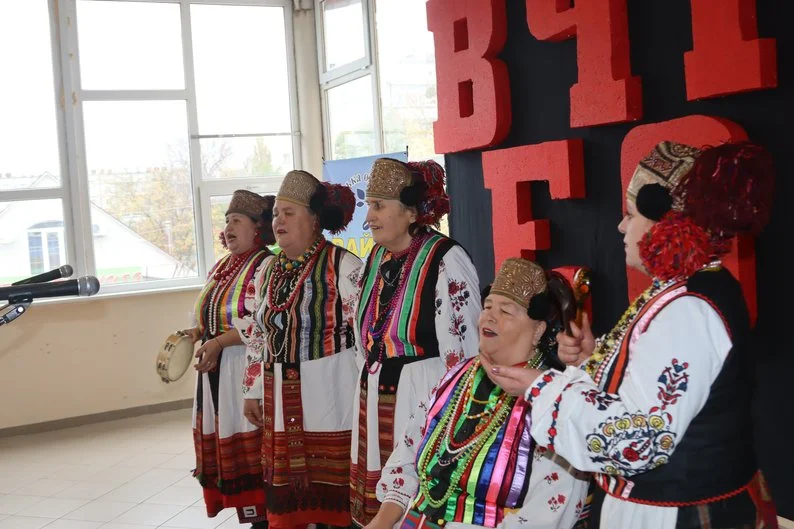 «Це допомагає нам жити»: в Охтирці виступив фольклорний ансамбль «Вечорниці» з Тарасівки