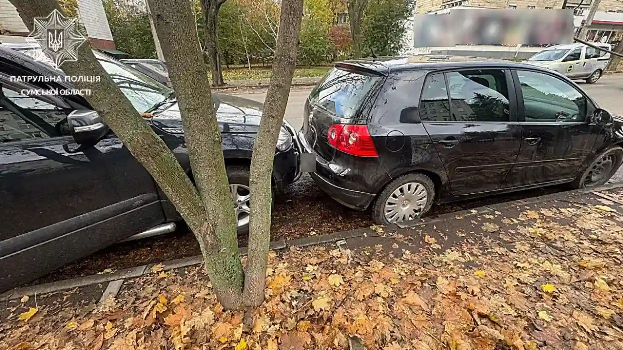 У Сумах авто покотилося без водійки: поліція склала протокол за порушення ПДР