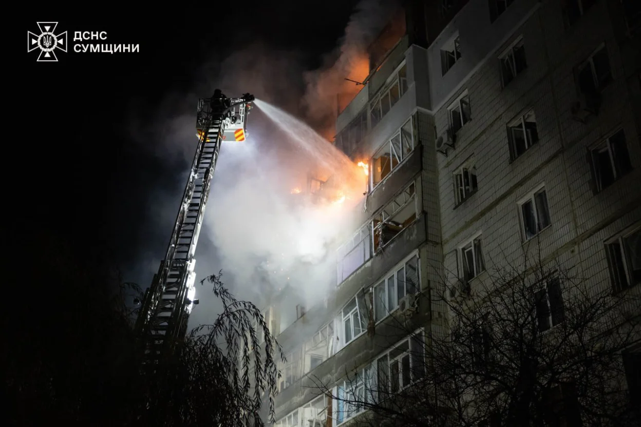 Нічна атака на Суми: пожежники врятували 12 людей після влучання у житловий будинок