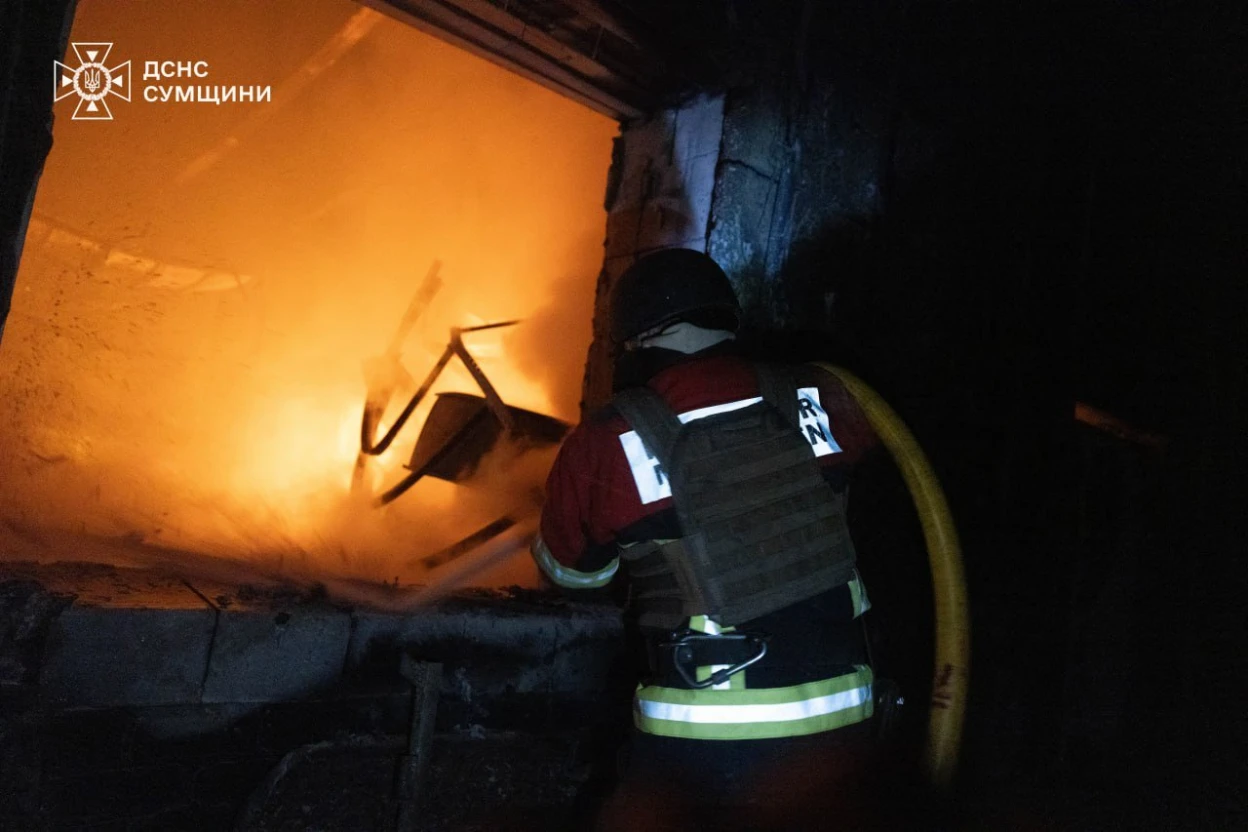 Нічна атака на Суми: пожежники врятували 12 людей після влучання у житловий будинок