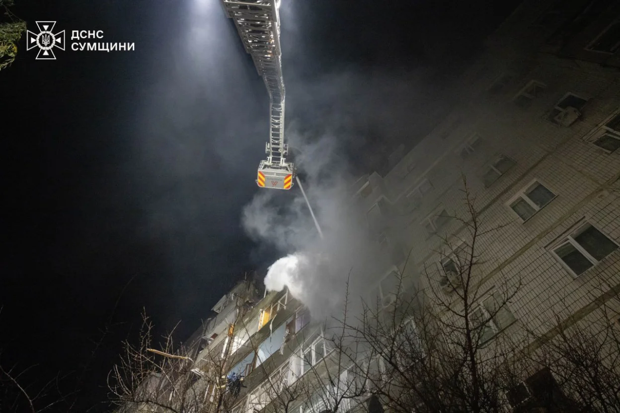 Нічна атака на Суми: пожежники врятували 12 людей після влучання у житловий будинок