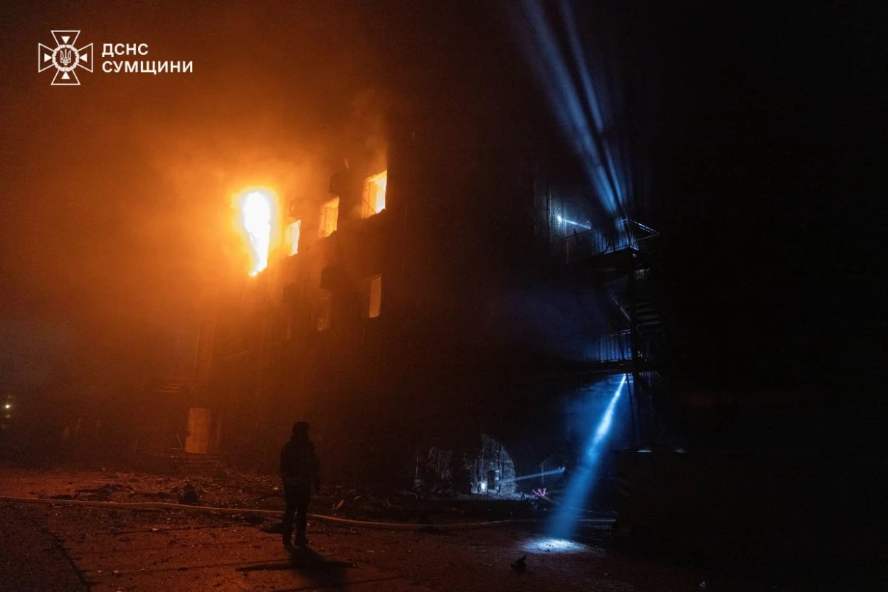 Нічна атака на Суми: пожежники врятували 12 людей після влучання у житловий будинок