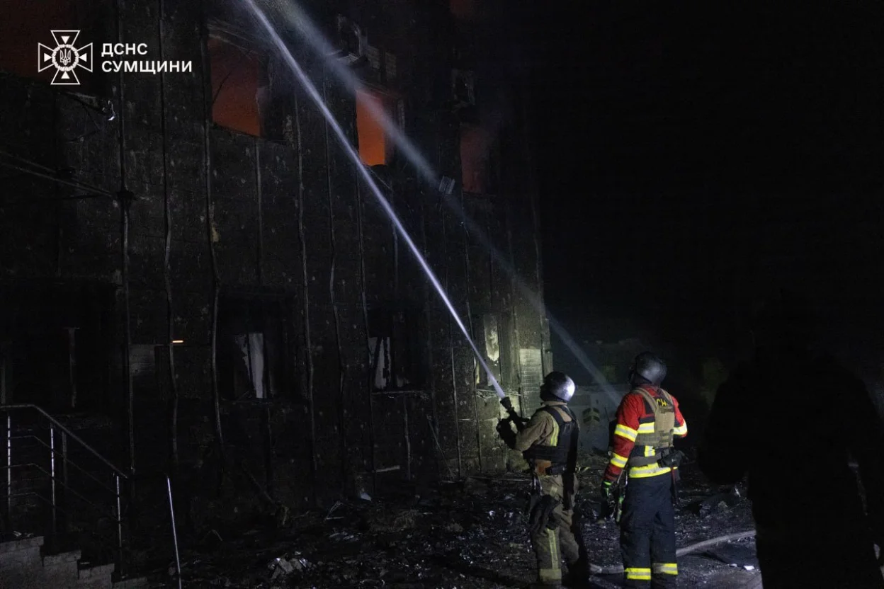 Нічна атака на Суми: пожежники врятували 12 людей після влучання у житловий будинок