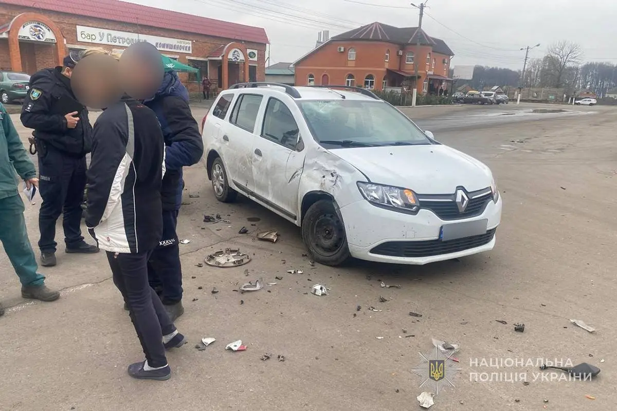 На Сумщині водій Renault Logan збив молодого мотоцикліста