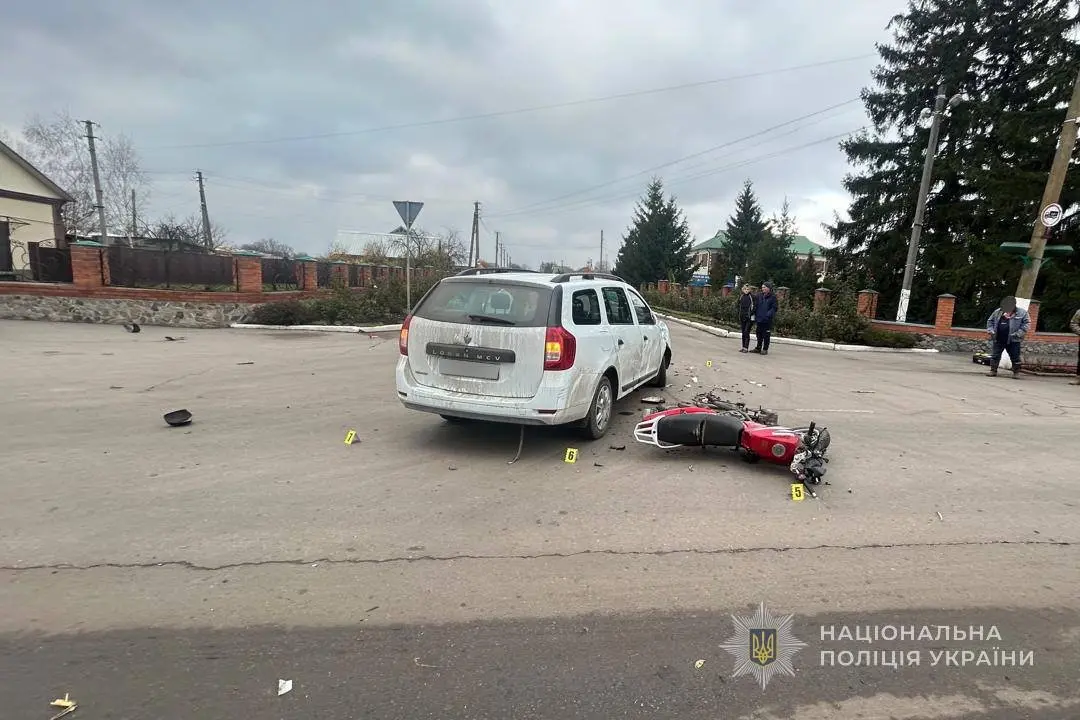 На Сумщині водій Renault Logan збив молодого мотоцикліста