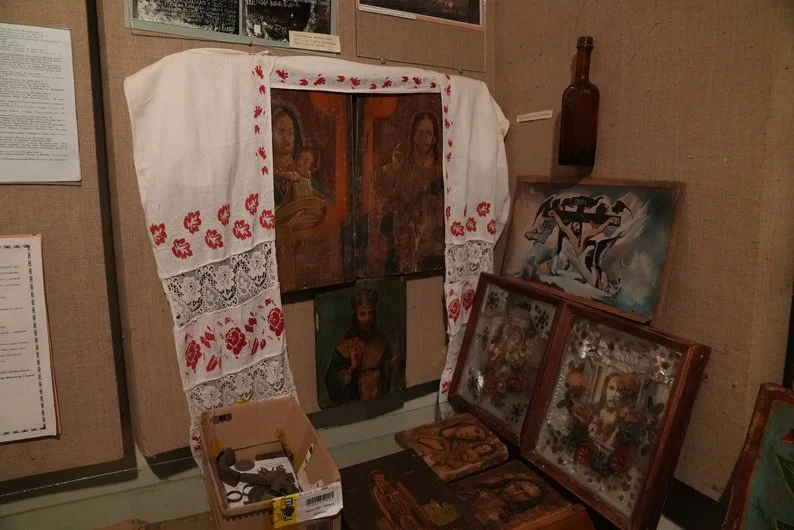 “Машина часу минулого”: у Чернечій Слободі на Сумщині музей зберігає історію села у вишивках, світлинах і знаряддях праці