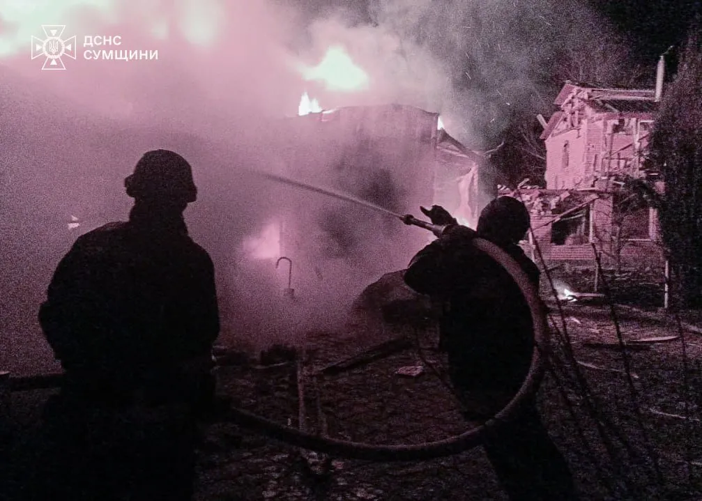 На Сумщині рятувальники показали наслідки пожежі після обстрілу Краснопільської громади