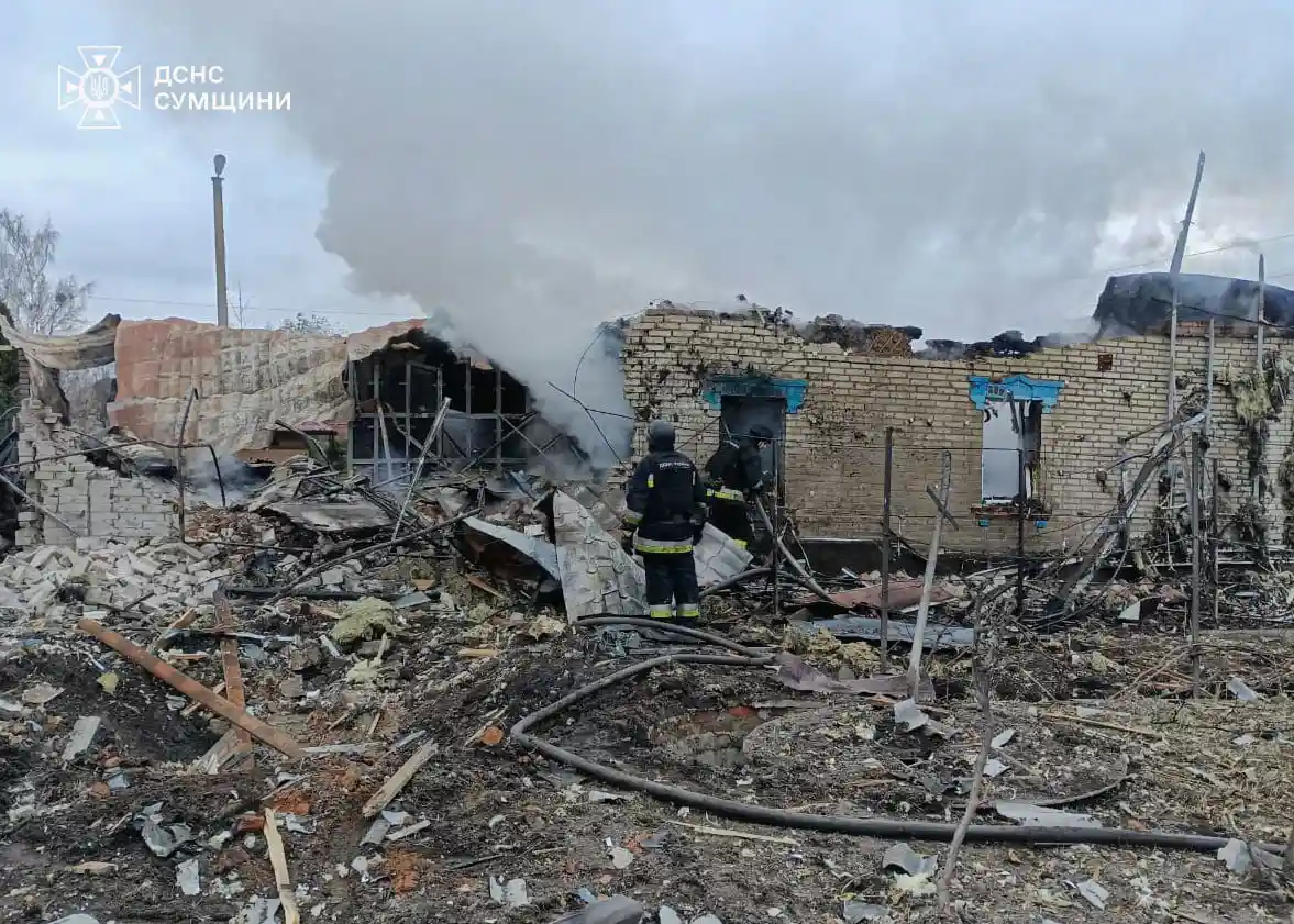 На Сумщині рятувальники показали наслідки пожежі після обстрілу Краснопільської громади На Сумщині рятувальники показали наслідки пожежі після обстрілу Краснопільської громади