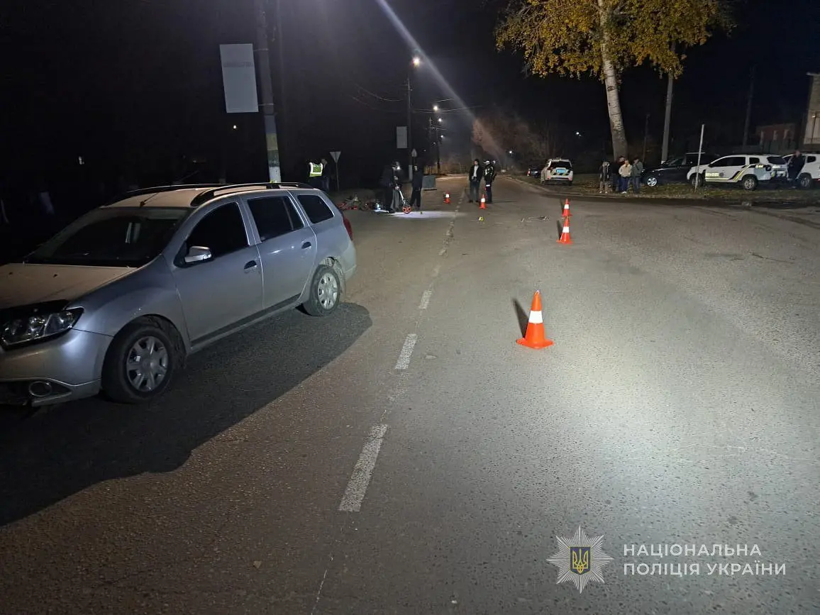 У Ромнах водій Renault зіткнувся з електровелосипедом: постраждав чоловік