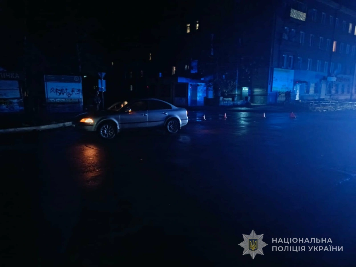 У Шостці водій на Volkswagen збив пішохода, який стояв на проїзній частині