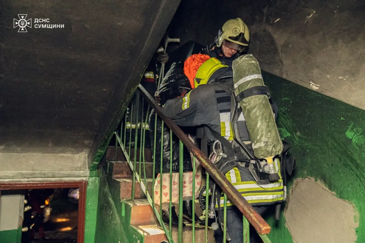 Пожежа в п’ятиповерхівці Сум: рятувальники вивели шістьох людей і евакуювали ще тридцять одного