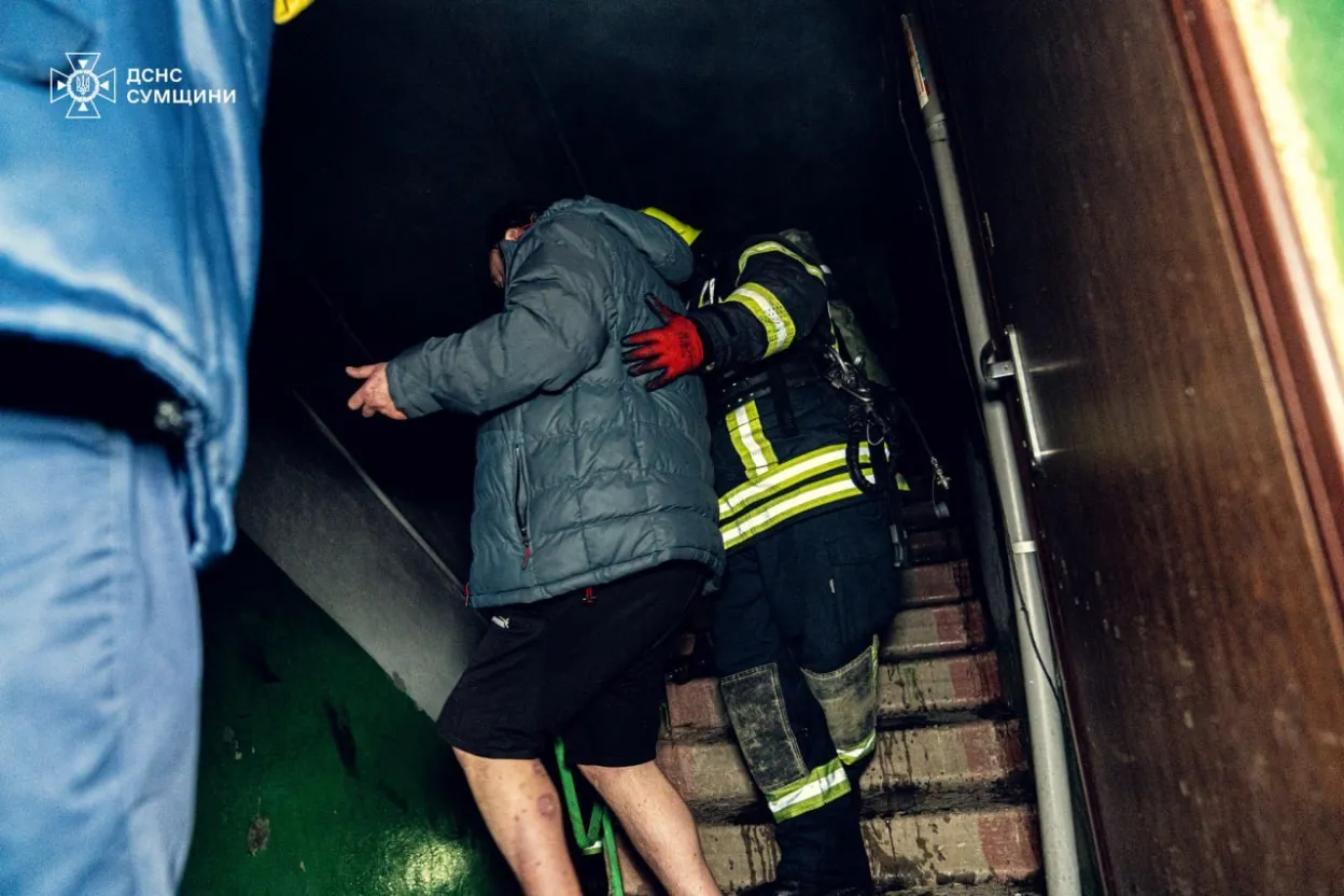 Пожежа в п’ятиповерхівці Сум: рятувальники вивели шістьох людей і евакуювали ще тридцять одного